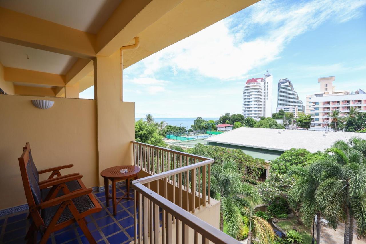 Dusit Thani Pattaya Esterno foto A balcony