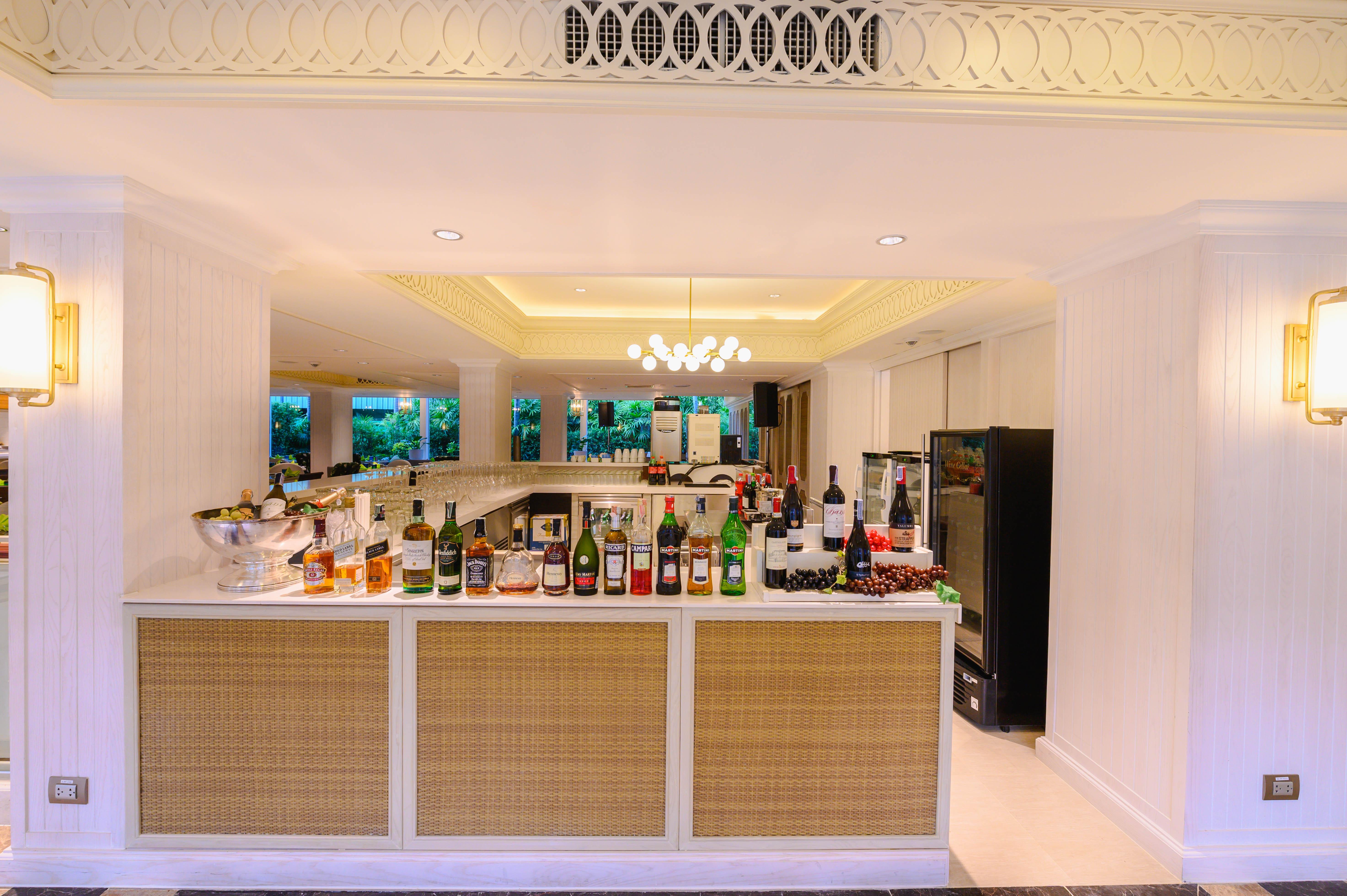 Dusit Thani Pattaya Esterno foto The bar at the E&O 87 restaurant