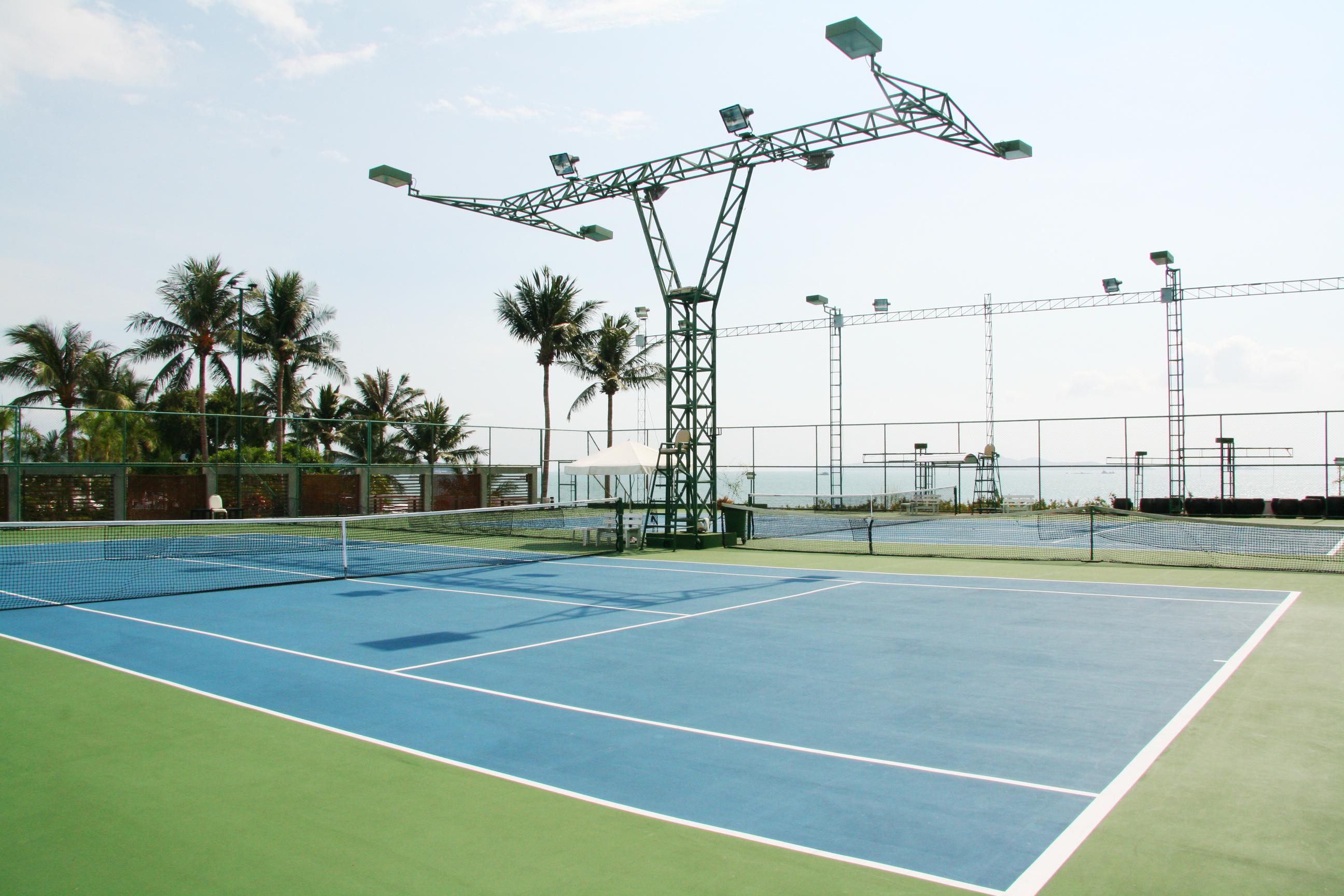 Dusit Thani Pattaya Esterno foto Tennis courts at the resort