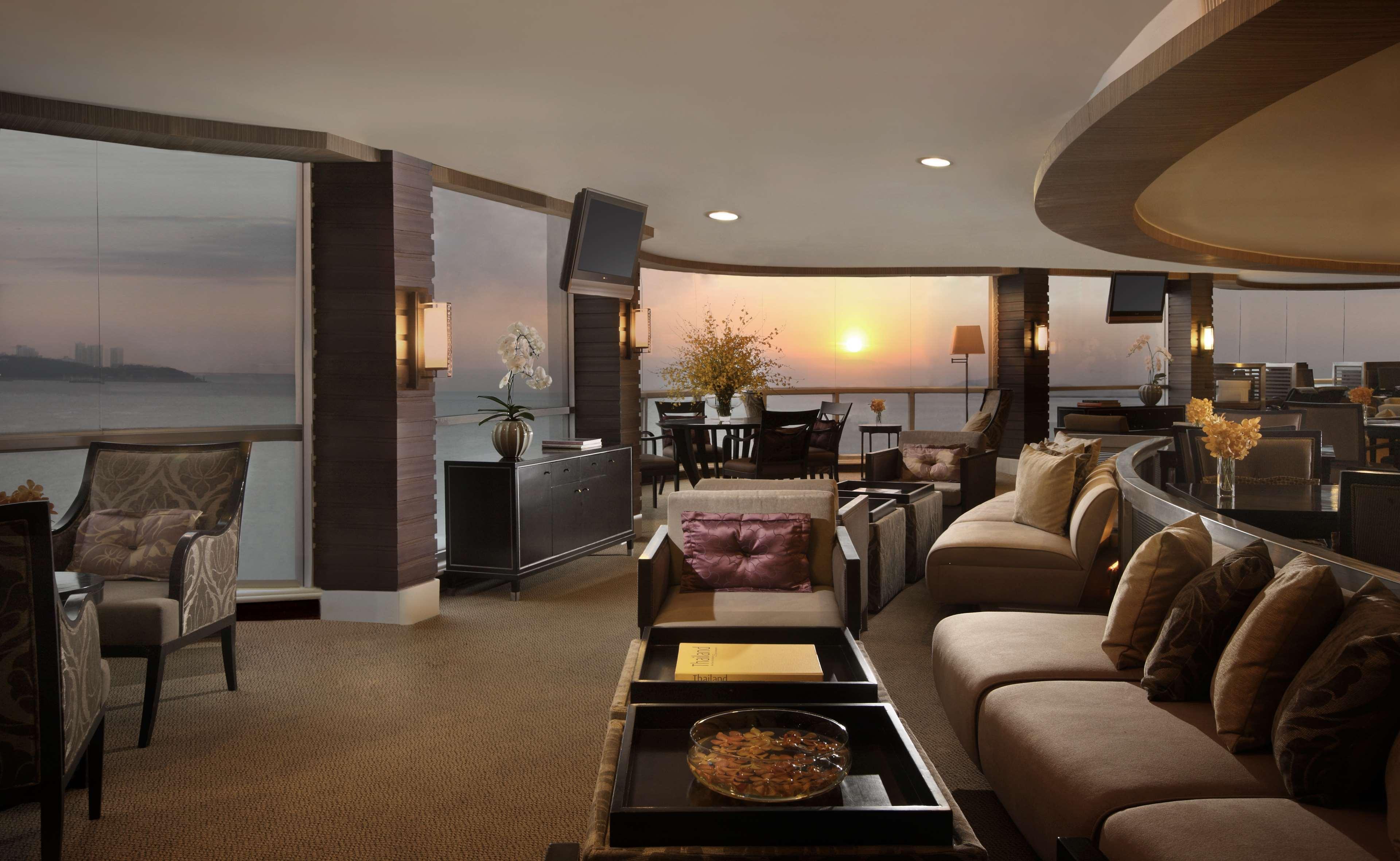 Dusit Thani Pattaya Interno foto The interior of a suite at the Mandarin Oriental, Hong Kong