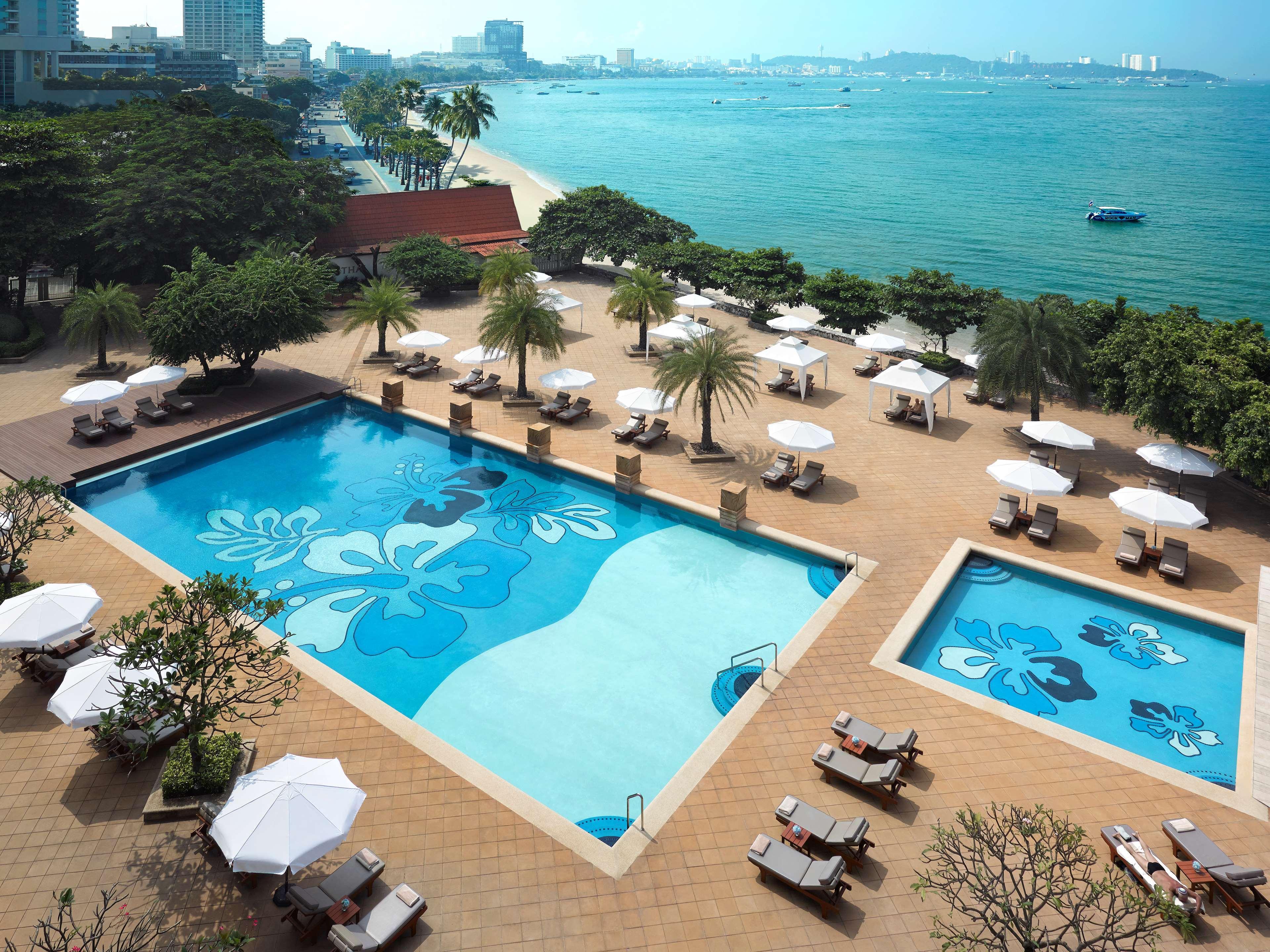 Dusit Thani Pattaya Esterno foto The swimming pool at the Shangri-La Hotel, Kuala Lumpur