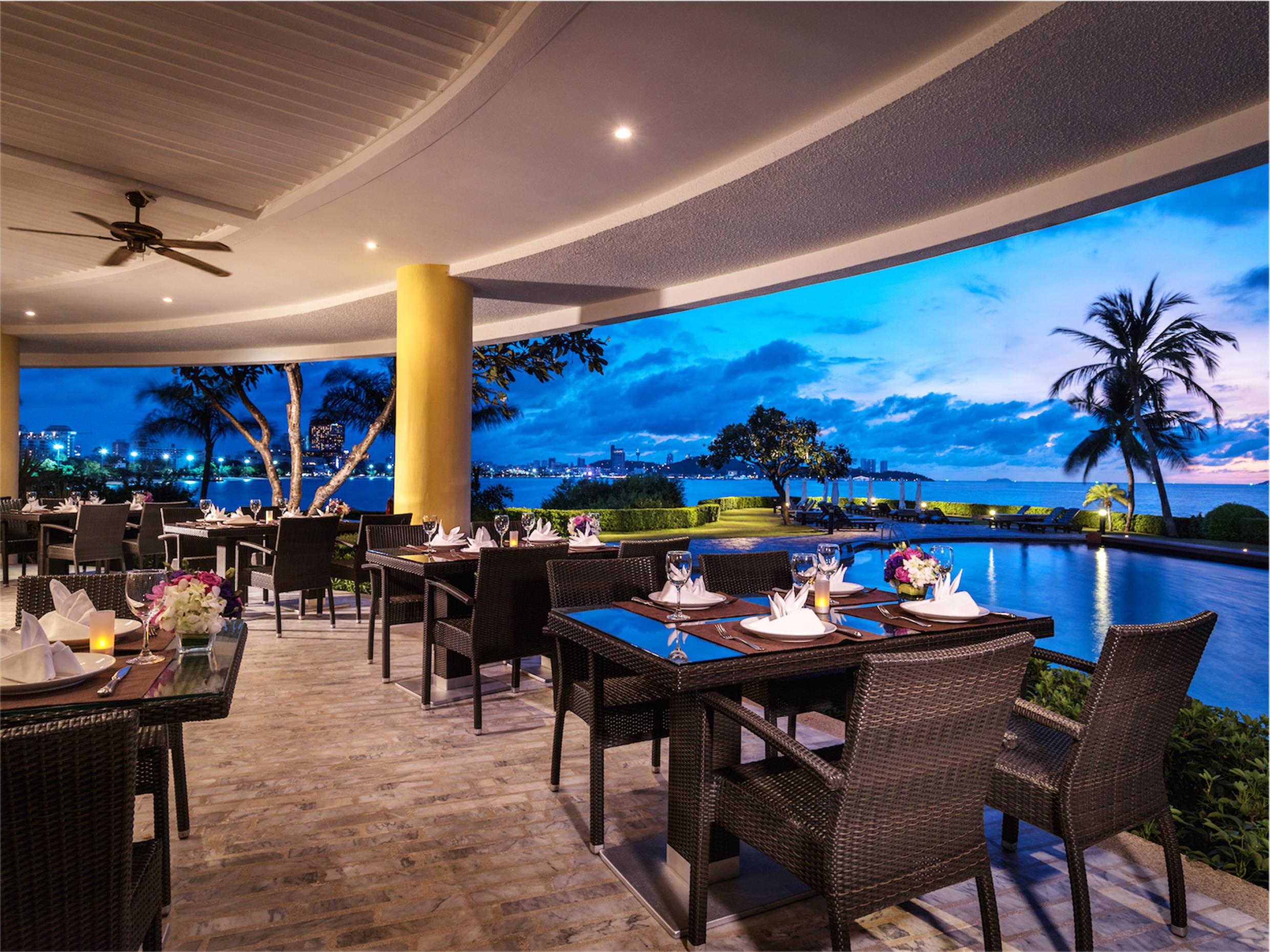 Dusit Thani Pattaya Esterno foto The Deck