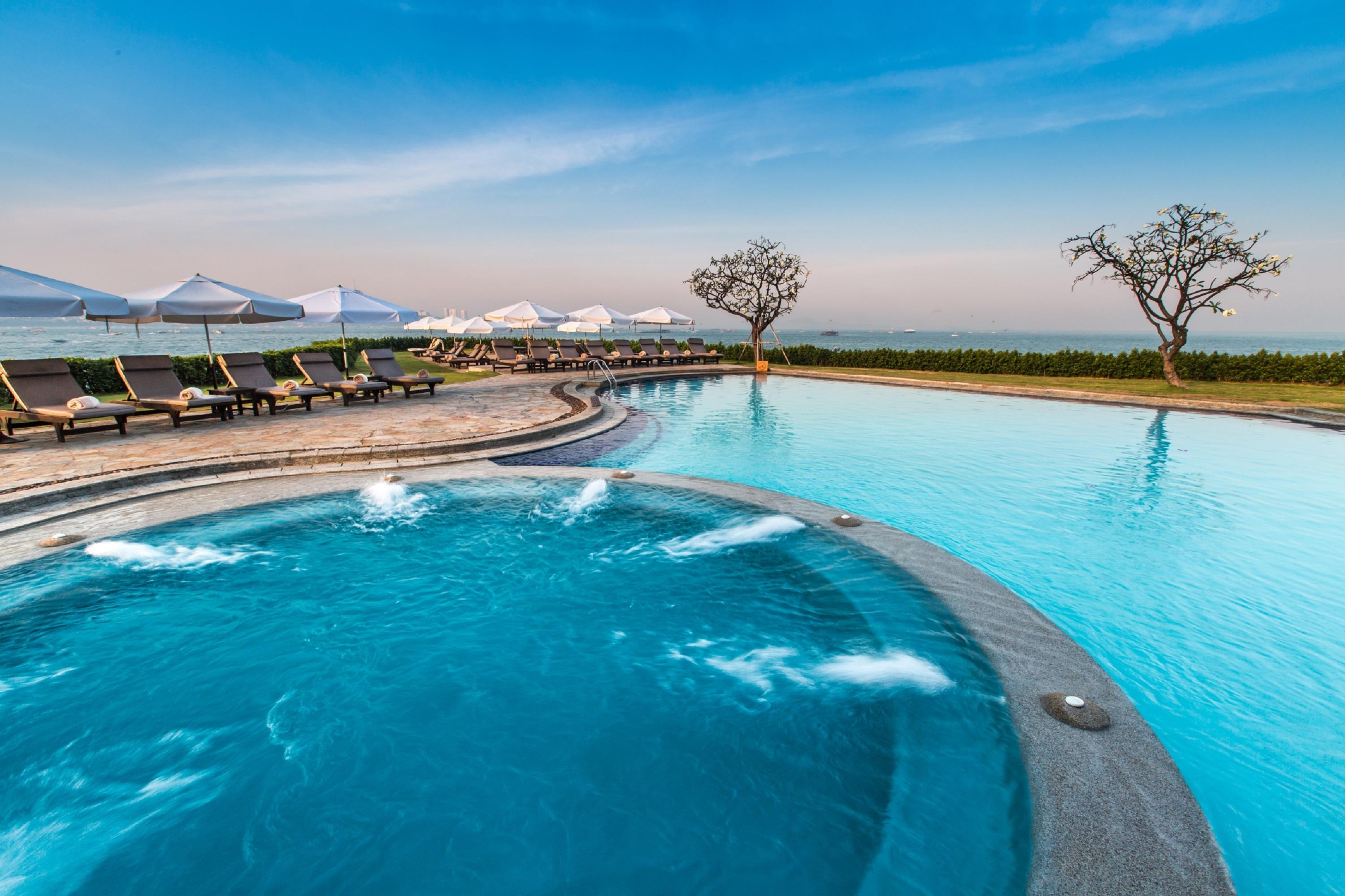 Dusit Thani Pattaya Esterno foto Infinity pool at the Royal Cliff Beach Hotel, Pattaya, Thailand