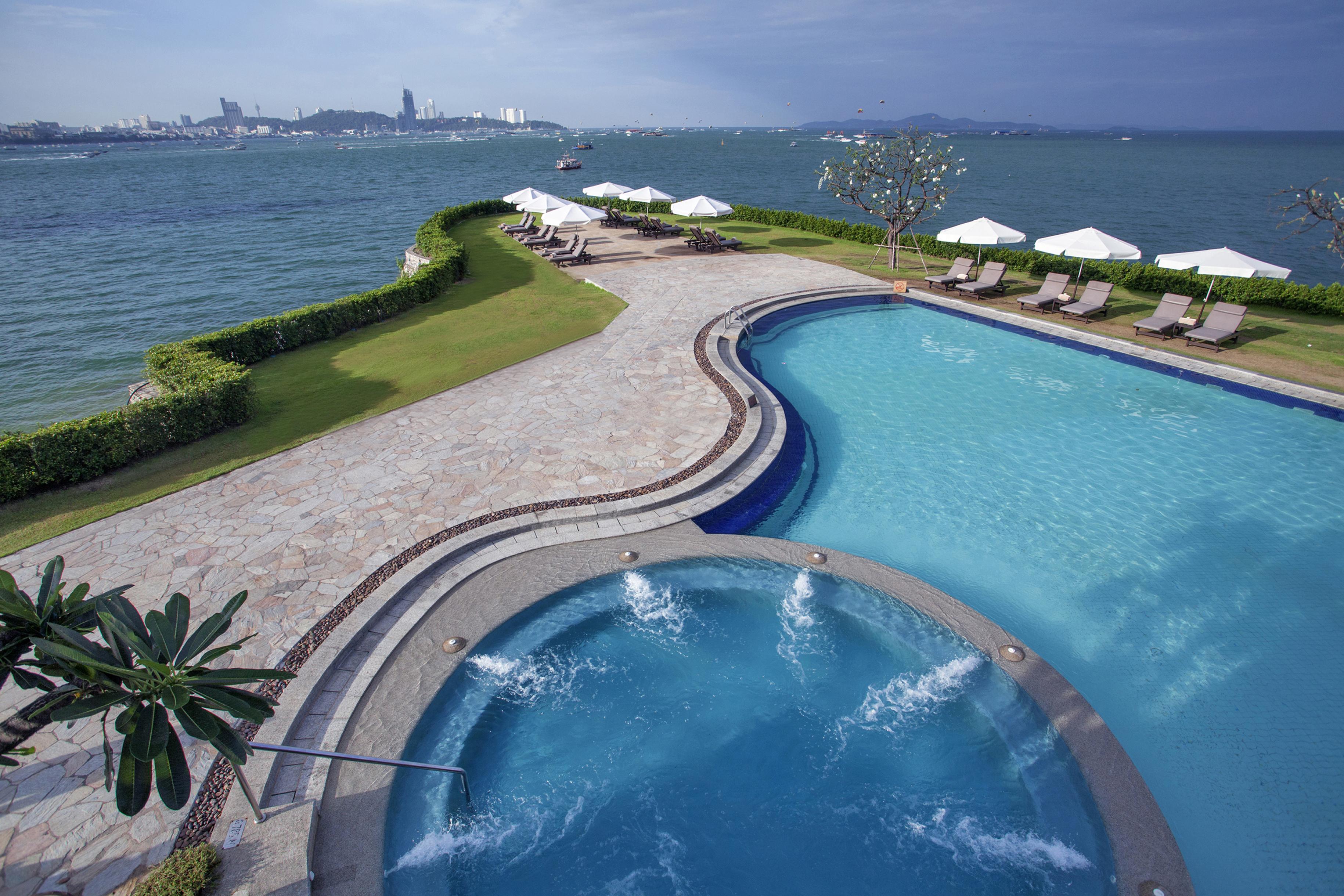 Dusit Thani Pattaya Esterno foto The swimming pool at The Oberoi, Mumbai
