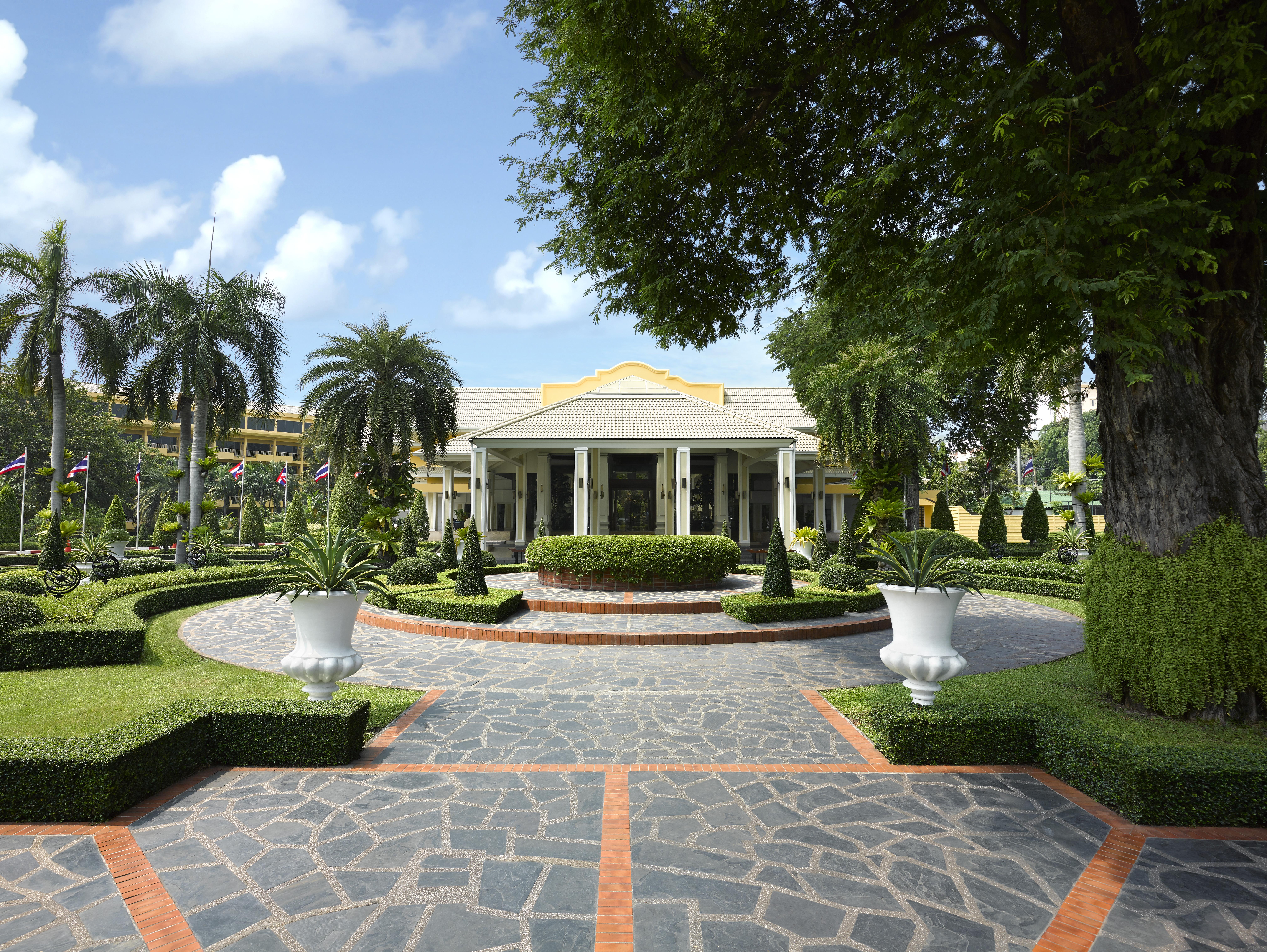 Dusit Thani Pattaya Esterno foto The Royal Thai Navy Headquarters