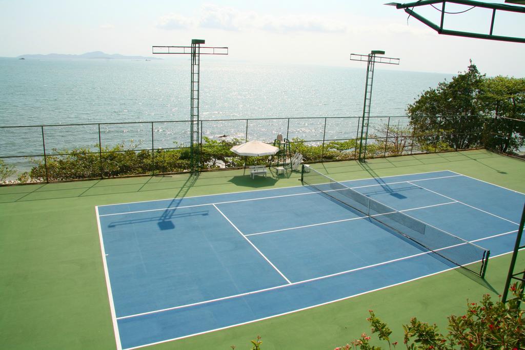 Dusit Thani Pattaya Esterno foto Tennis court at the Repulse Bay clubhouse