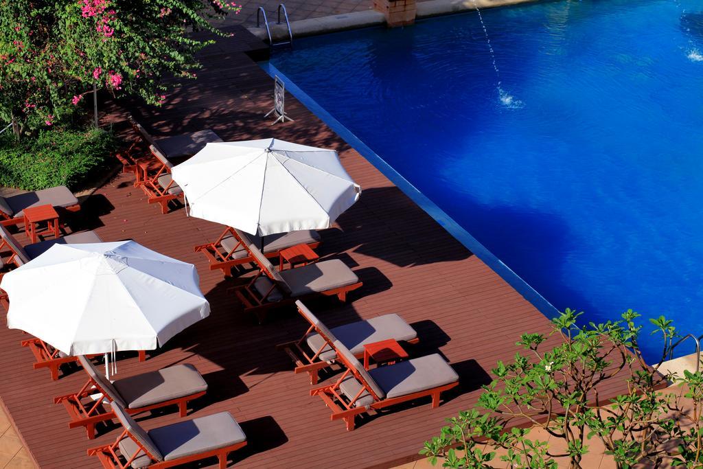Dusit Thani Pattaya Esterno foto Hotel's swimming pool