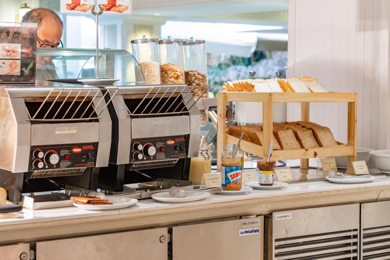 Dusit Thani Pattaya Esterno foto A toaster with a built-in conveyor belt